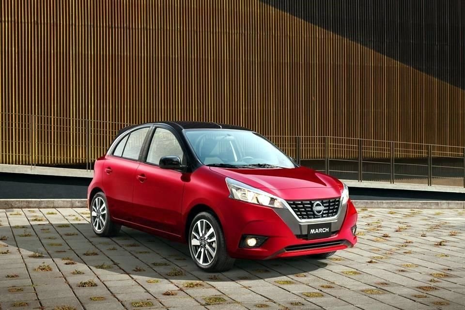 Nissan March cuenta con un motor 1.6 litros,106 caballos de fuerza y un rendimiento combinado de 18 km/l.