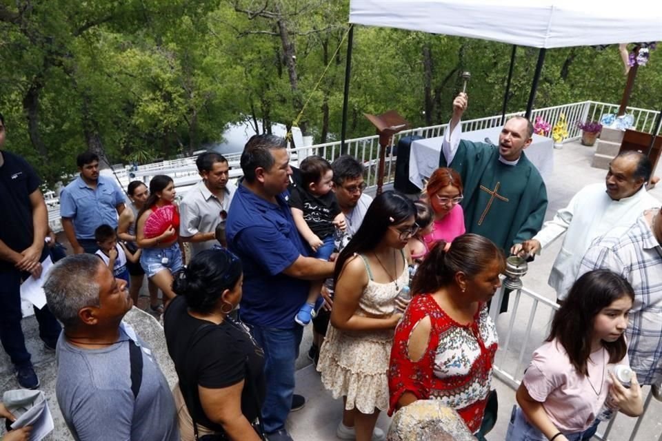 La devoción y los testimonios de personas que afirman haber recibido milagros lograron que la Iglesia Católica aprobara la realización de misas en el oratorio.