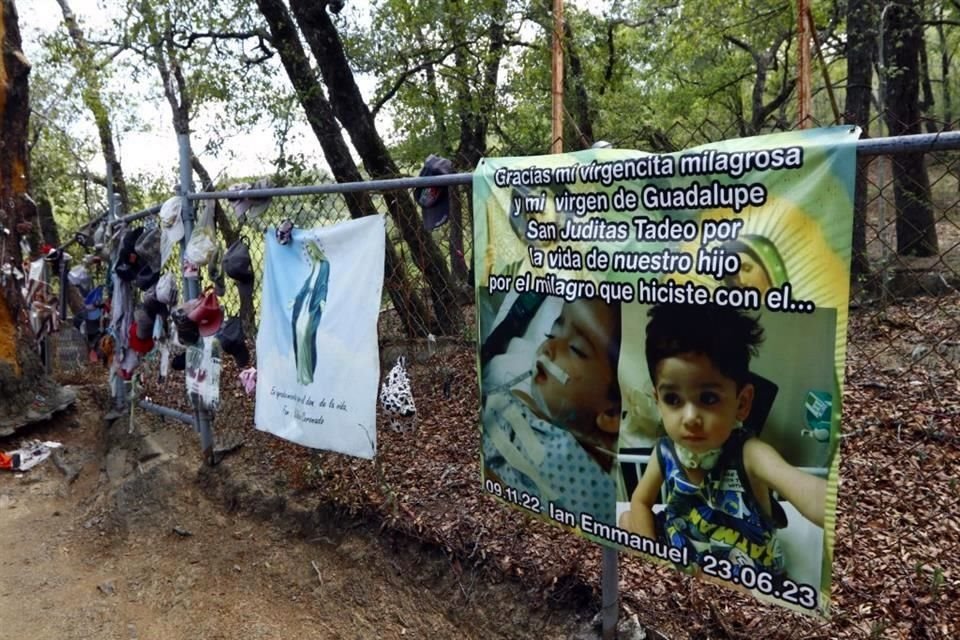 Las personas han colgado lonas en rejas que limitan la propiedad en la sierra.