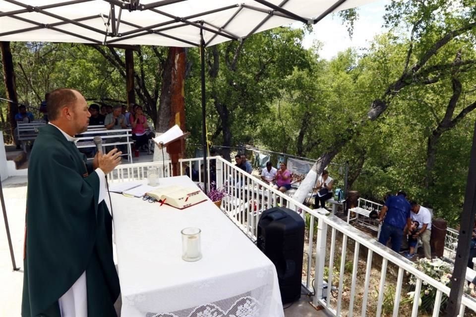Cada domingo a las 13:00 horas se ofrecen misas en este lugar.
