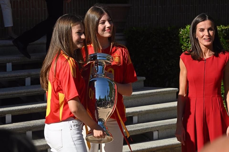 Leonor y Sofía cargaron el trofeo.