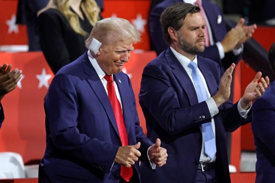 Trump tomó asiento a lado de J.D. Vance, quien es su compañero de fórmula para la Presidente de Estados Unidos.