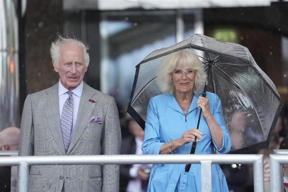 Carlos III y Camila tuvieron que lidiar con el mal clima en Jersey.