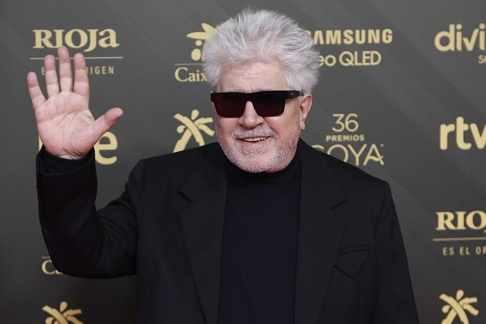 Pedro Almodóvar está buscando estrenar su primer filme en inglés 'The Room Next Door' en el Festival de Cine de Venecia.