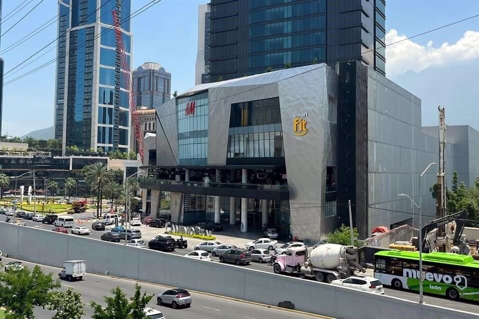 La lateral de la Av. Lázaro Cárdenas se encuentra cerrada.