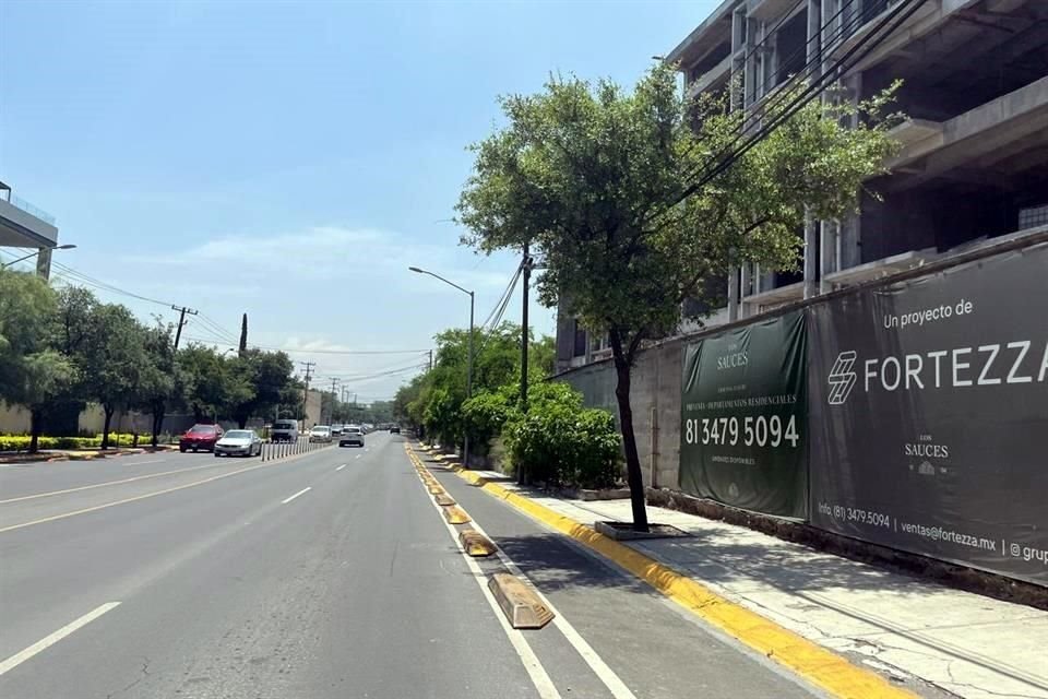 La polémica ciclopista se ubica en la Avenida Alfonso Reyes, y a lo largo de su trayecto se aprecian los 'parches' en la carpeta asfáltica.