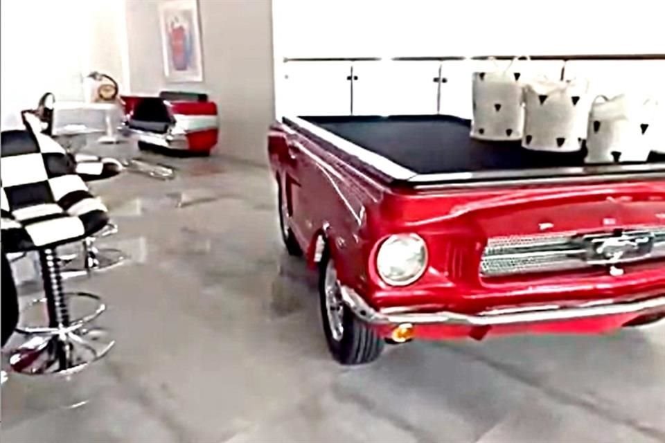 Tiene además una mesa de billar sobre la réplica de un Ford Mustang 1965 color rojo.