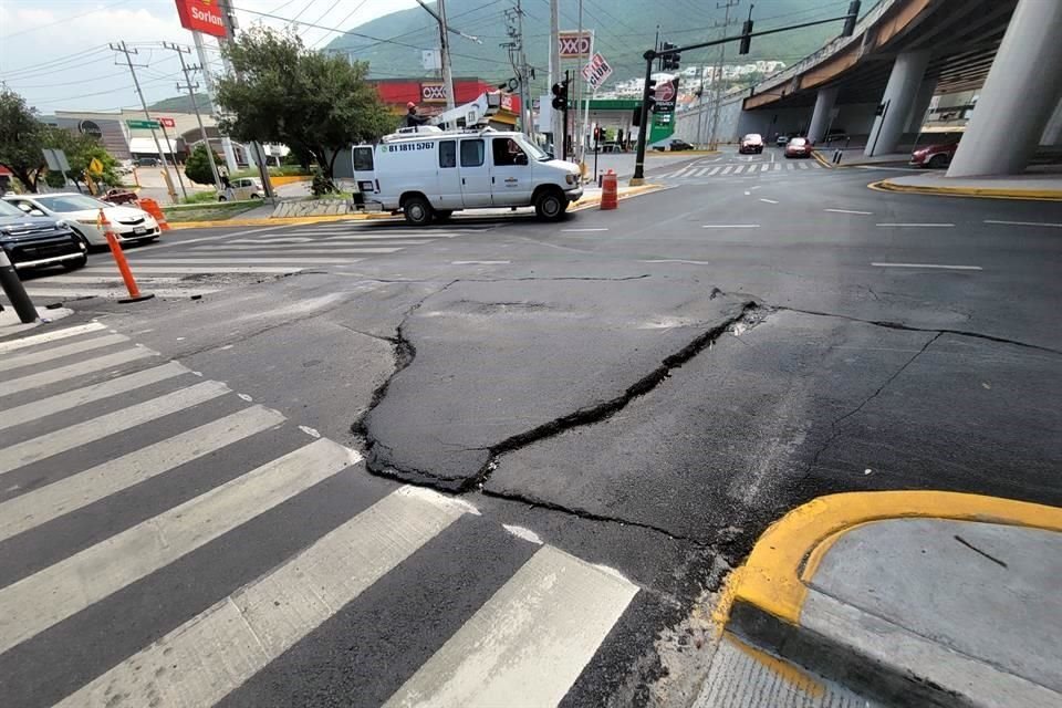 Hundimientos y grietas se registran en la carpeta asfáltica desde hace casi un mes, y no ha sido reparado.