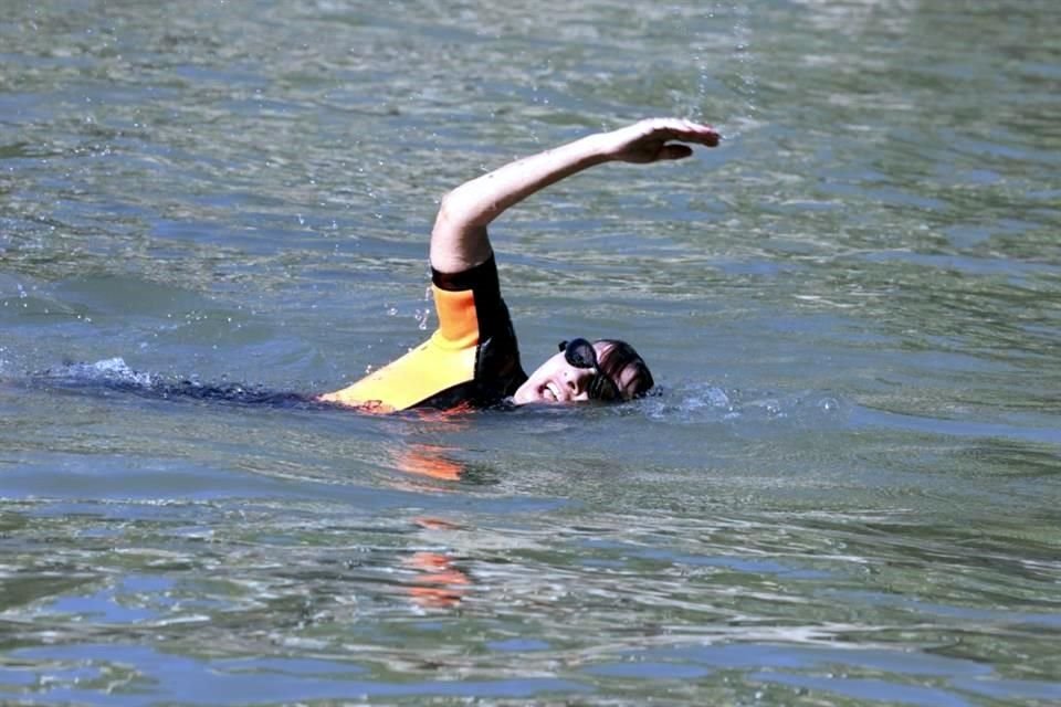 Hidalgo dio algunas brazadas.