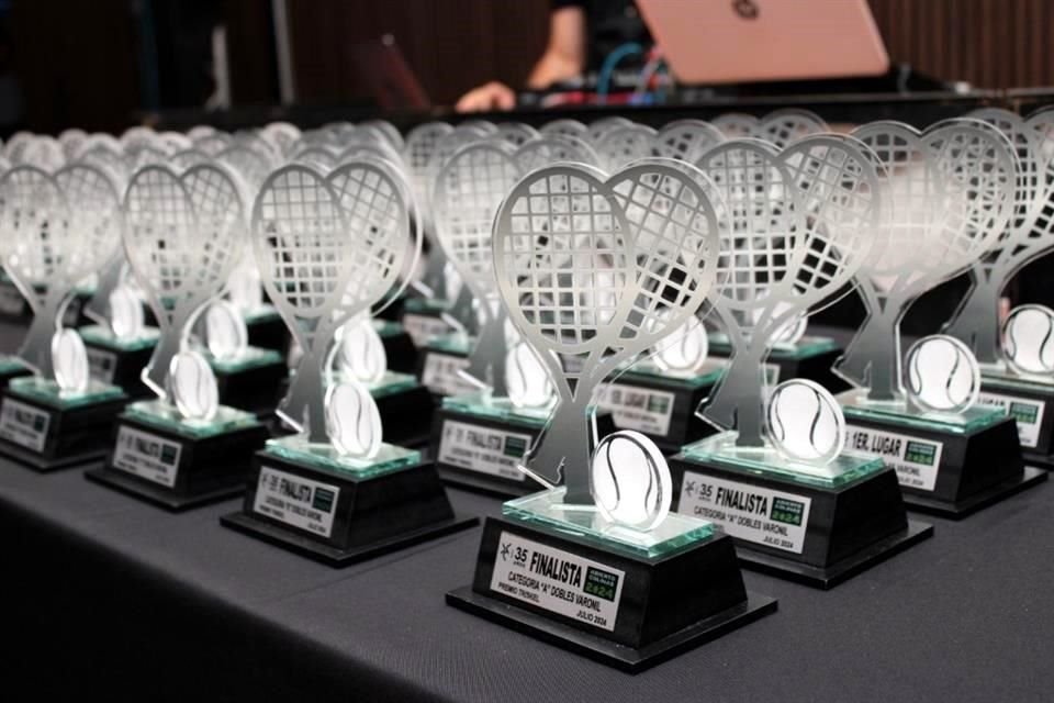 Reconocimientos para finalistas y ganadores del Torneo Abierto Colinas 2024.