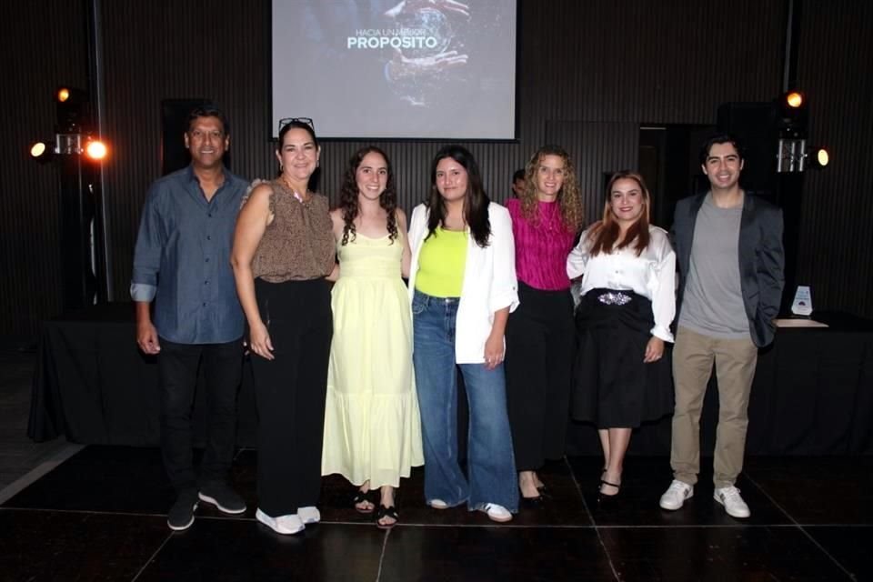 Eduardo Lozano, Elena Molina, Claudia Salinas, Marifer Mendoza, Marcela Portillo, Carolina López y Sergio Vega