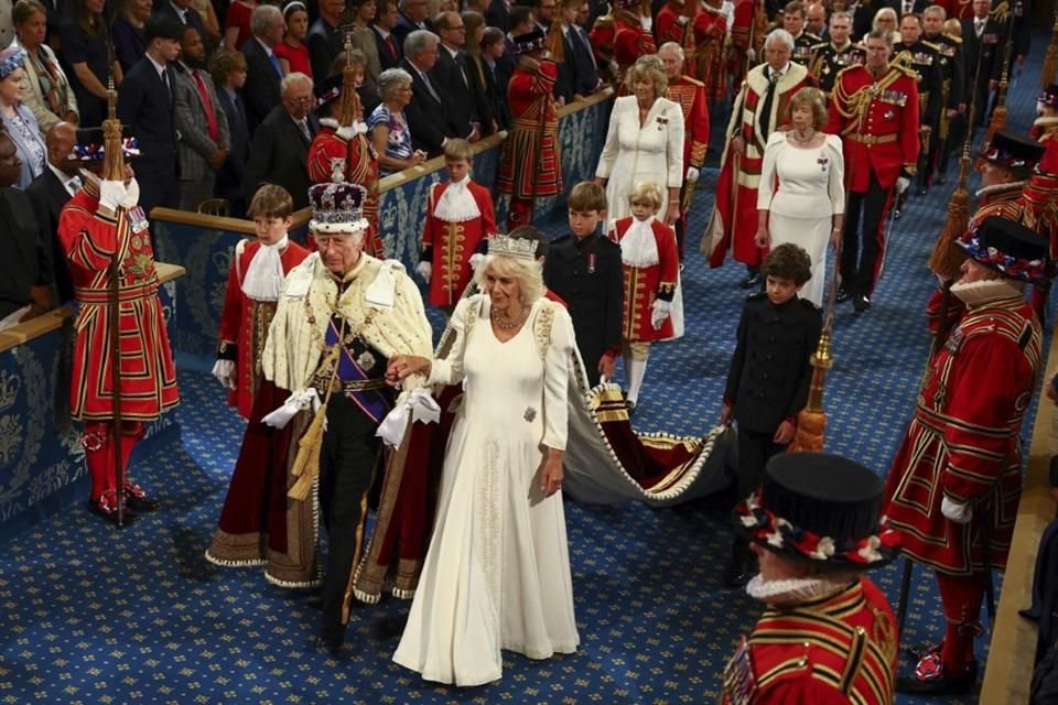 Los monarcas arribaron a las Cámaras del Parlamento donde Carlos III emitió su tradicional discurso.