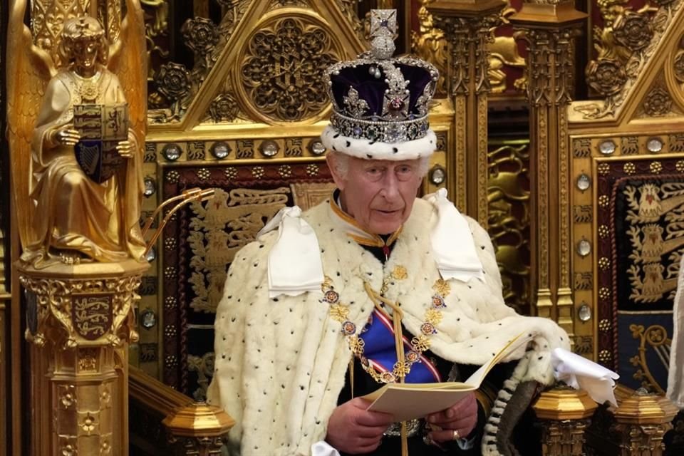 El monarca británico lució la tradicional Corona Imperial del Estado.