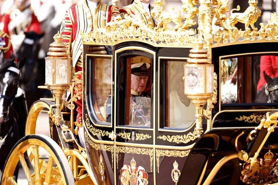 Carlos III partió desde el Palacio de Buckingham junto a Camila en el carruaje del jubileo.