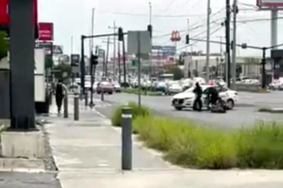 A la altura del Centro Cultural Rosa de los Vientos, policías municipales alcanzaron a los sospechosos y les ordenaron que bajaran de la camioneta.