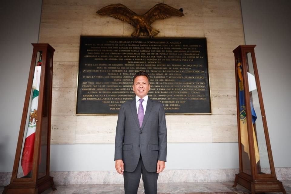 Pablo Lemus se tomó una foto en Palacio de Gobierno.