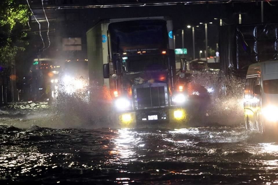 En Circuito Interior se registró una inundación por la fuerte lluvia.