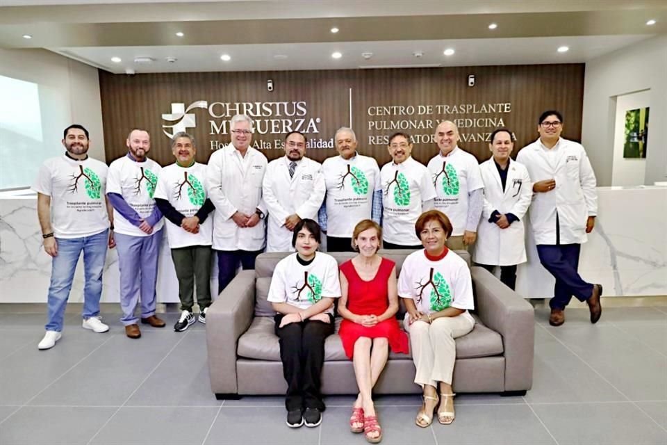 Parte del equipo del Centro de Trasplante Pulmonar Medicina Respiratoria Avanzada se reunieron con beneficiarios, quienes lucen camiseta conmemorativa.