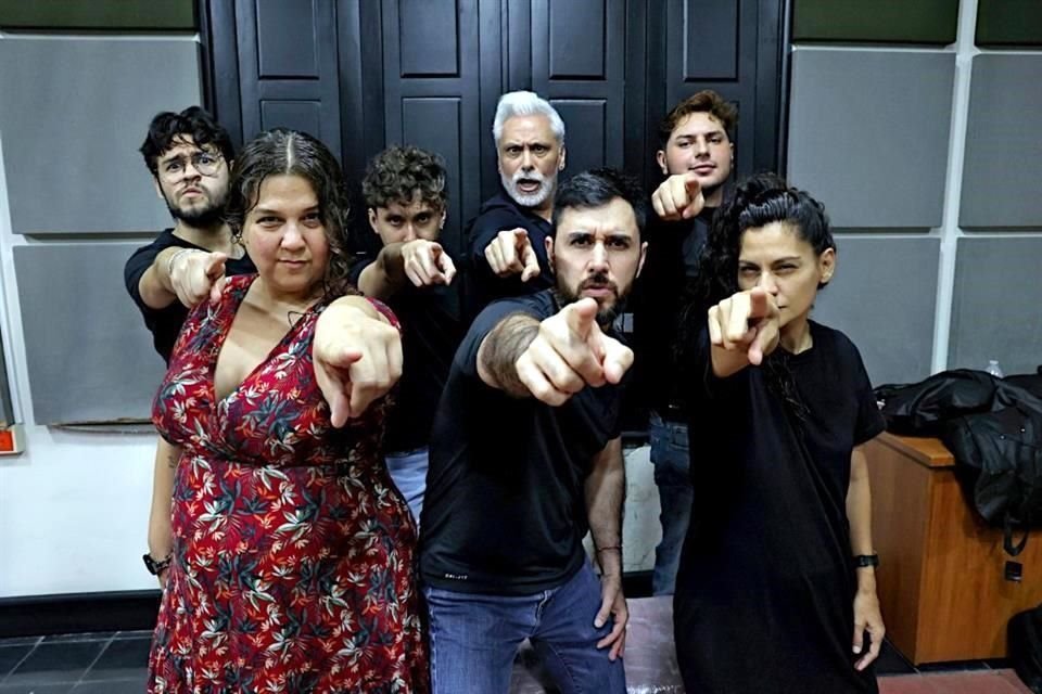 El elenco: Esli Cortez (arriba, izq. a der), Dante Vargas, Francisco de Luna y Mauricio Palermo; Yojanna Góngora (abajo, izq. a der.), Luis Alberto García y Marilú Martínez.