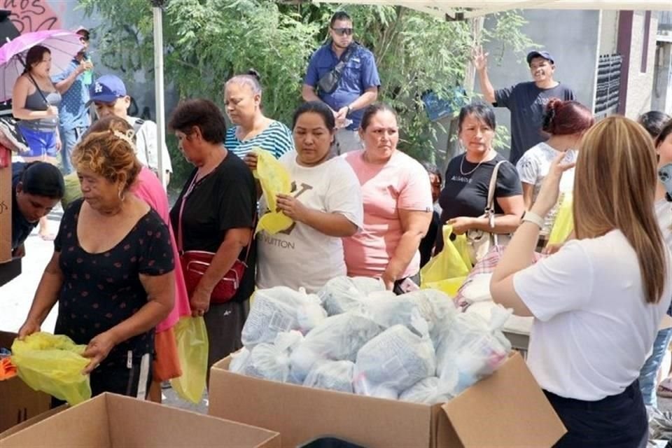 Personal del DIF estatal reparte a vecinos de La Alianza despensas que le abastece la empresa Don Cacahuato.