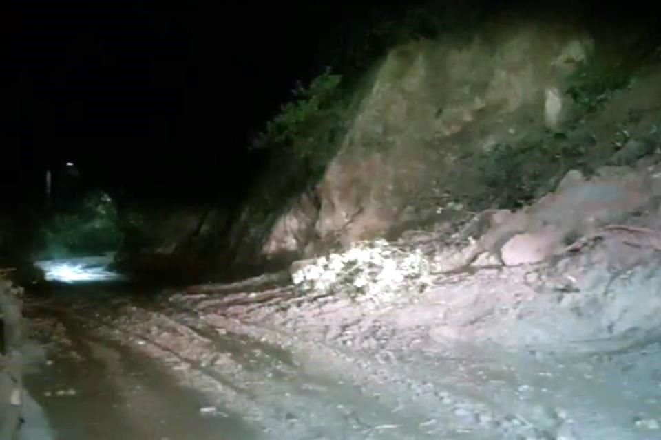 El derrumbe fue reportado a las 23:31 horas del miércoles en plena carretera, afectando solo el carril de descenso.
