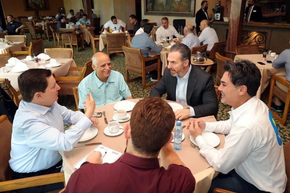 A la reunión arribaron los ex candidatos Mauricio Cantú, de Morena-PVEM; Patricio Zambrano, de Vida; Adalberto Madero, de Esperanza Social, y Ranulfo Martínez, del PT.