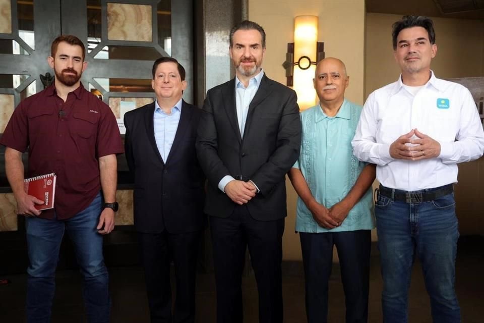 Adrián de la Garza se reunió con los ex candidatos a la Alcaldía regia, contra quienes compitió el pasado 2 de junio.