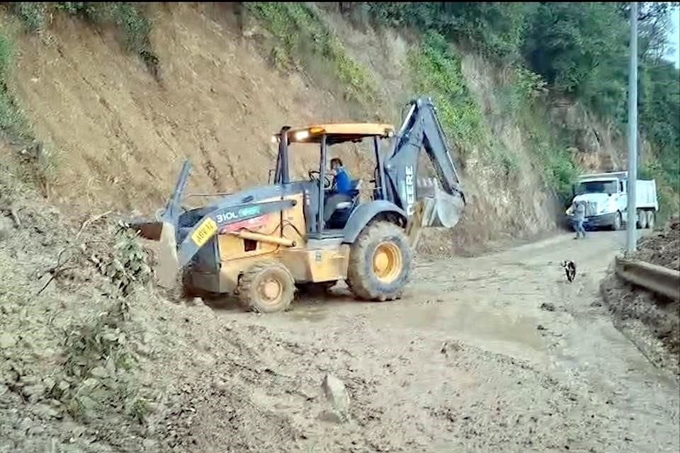 La carretera fue parcialmente cerrada anoche luego de que las lluvias del último mes reactivaran un venero en la sierra.