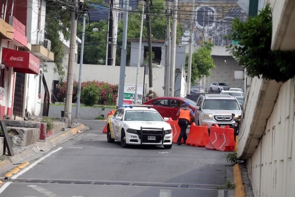 Agentes de tránsito colocaron barreras viales en Venustiano Carranza a la altura de la calle 16 de septiembre.