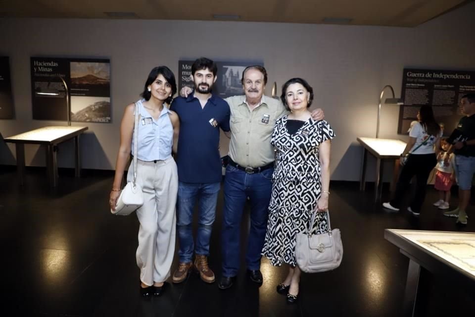 Ale Fuentes, Arturo Piña, Reginaldo Piña y Sandra Rosa López de Piña