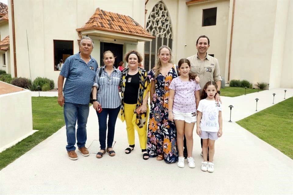 Gilberto Medina, Teresa Dávila, Verónica Vázquez, Verónica Medina, Rodrigo Quintanilla, Valeria Quintanilla y Sofía Quintanilla