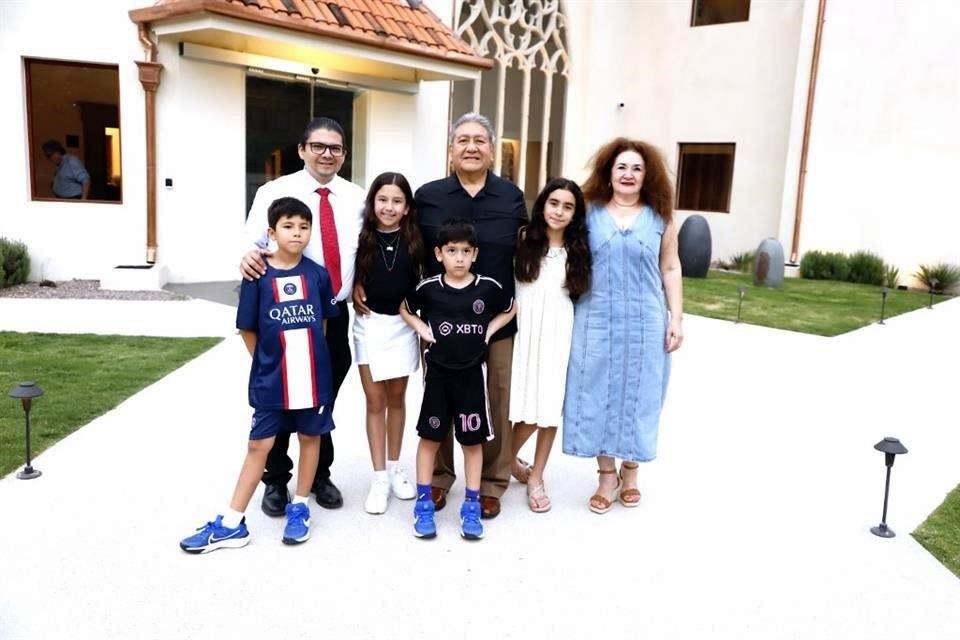 Benito Flores, Nicolás Flores, Mariana Flores, Mario Mejía, Jacobo Flores, Sofía Mejía y Coquito de Mejía