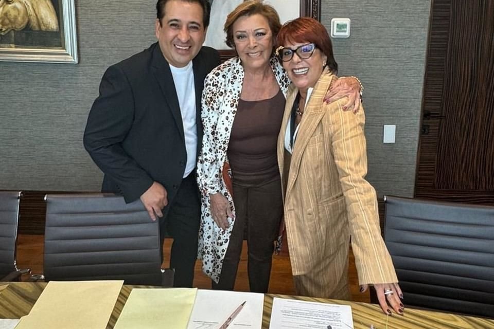 En honor a su madre Silvia Pinal, Sylvia Pasquel y Alejandra Guzmán se unieron para firmar documentos que acreditan que nace la Fundación Silvia Pinal.