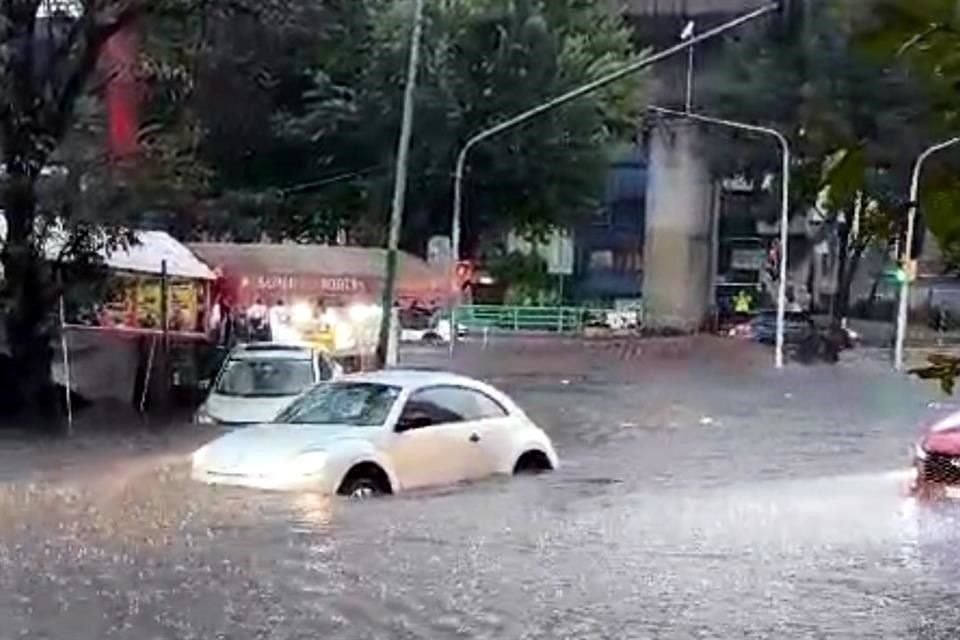 El Heroico Cuerpo de Bomberos atiende una inundación en Barranca del Muerto y Periférico.