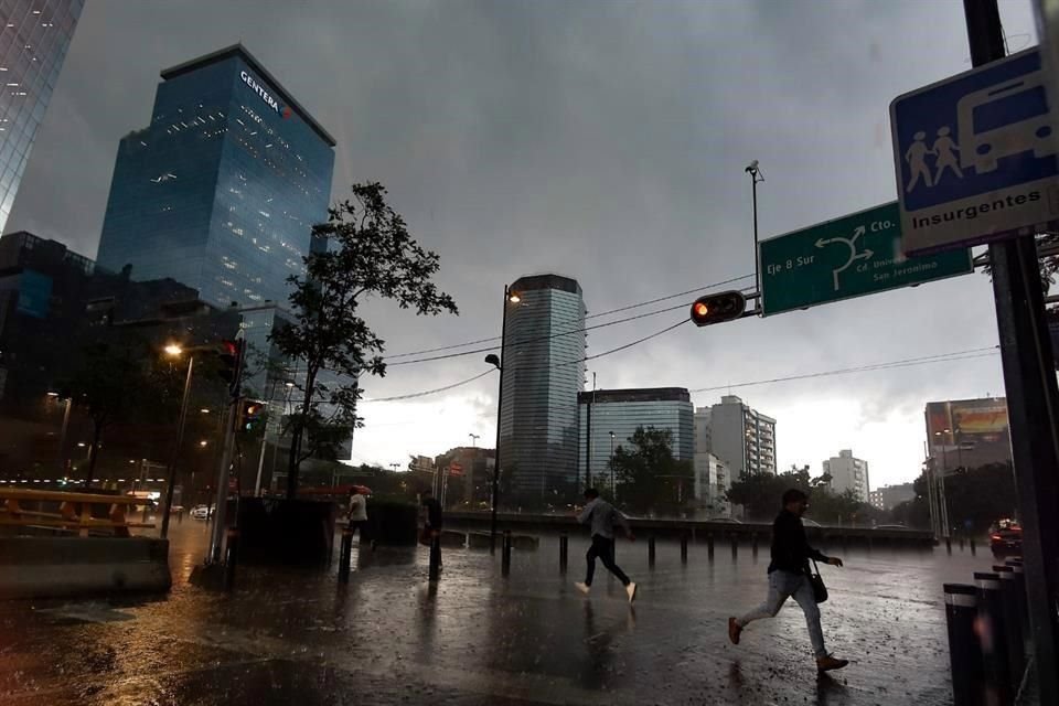 La fuerte lluvia sorprendió a peatones en Río Mixcoac e Insurgentes.