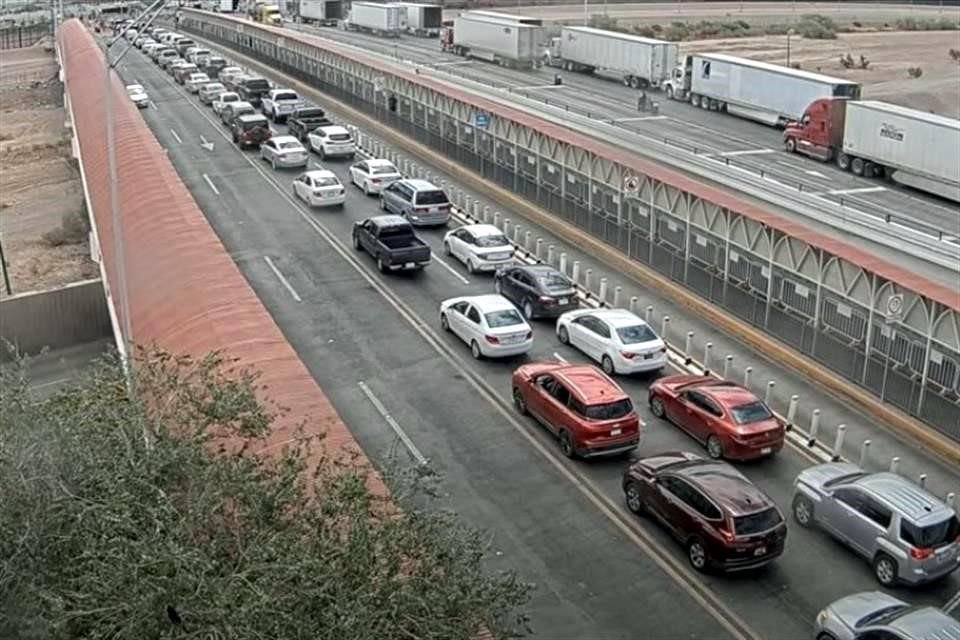 Filas de hasta tres horas se han reportado tanto en los carriles vehiculares como en los peatonales.