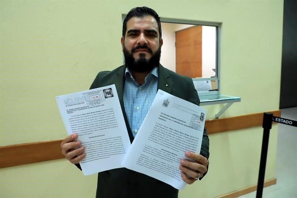 El diputado panista Mauro Molano presentó la iniciativa en la Oficialía de Partes del Congreso.