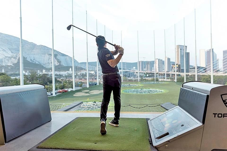 Invitados al evento disfrutaron de las amenidades de Top Golf Monterrey.