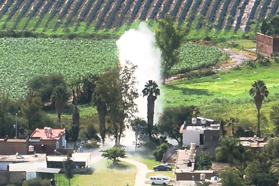 La megafuga de la gasolina, que alcanzó los 20 metros de altura, fue causada por huachicoleros.