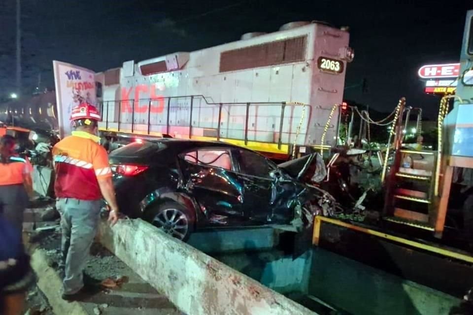 El vehículo fue arrastrado unos 10 metros y quedó en medio del puente, cerca de caer hacia el desnivel de la Avenida Gonzalitos.