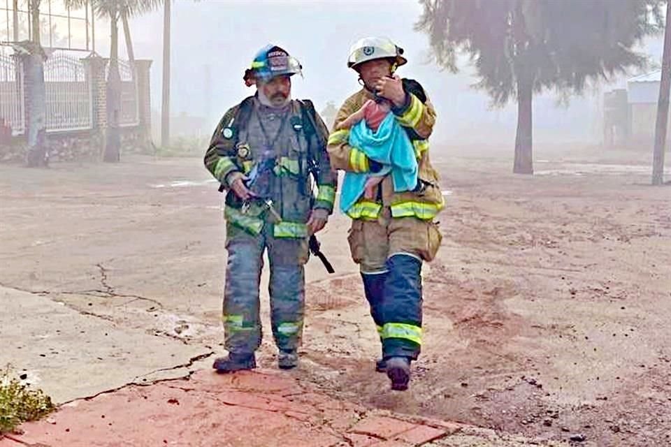 Al sentirse mareada por el olor a gasolina, mientras huía con su nieta en brazos de la megafuga, una mujer vio la salvación en un bombero y le entregó a la niña de 10 meses de nacida.