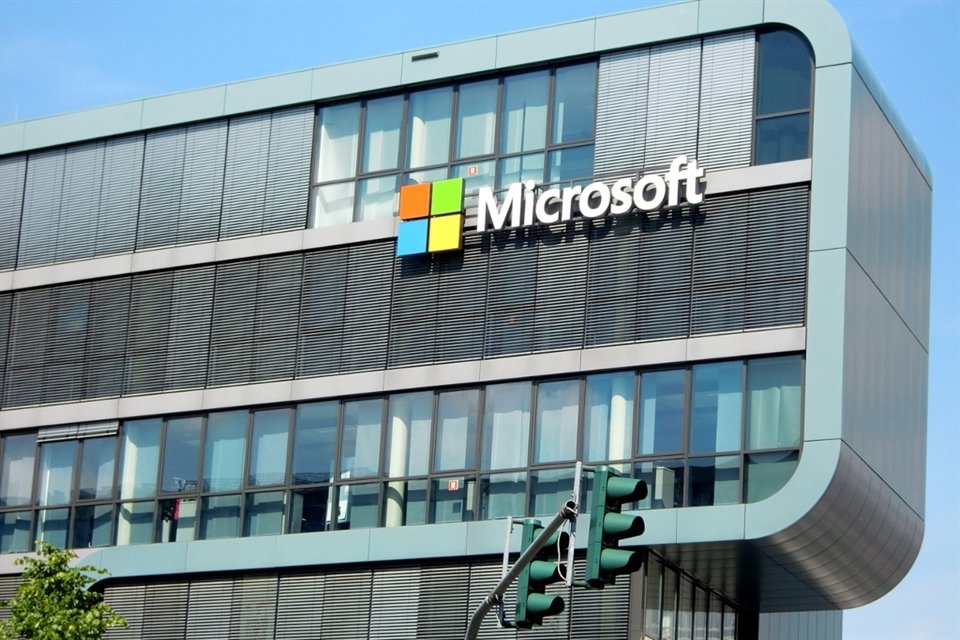 Microsoft planea gastar 80 mil millones de dólares en su año fiscal para construir centros de datos, la mayoría en EU. 