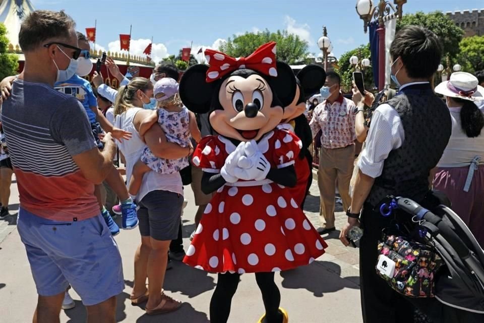 Trabajadores de Disneyland autorizaron el estallamiento de una huelga antes de que se realicen negociaciones contractuales.