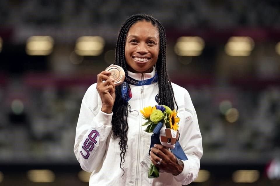La velocista estadounidense se despidió de los Juegos Olímpicos en Tokio 2020 con un oro y un bronce.
