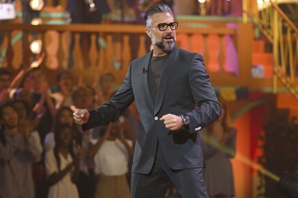 El actor de 50 años cuenta con experiencia en la conducción de distintas galas, como los Premios Lo Nuestros y los Kids Choice Awards México, por lo que conoce de sobra la emoción del en vivo.