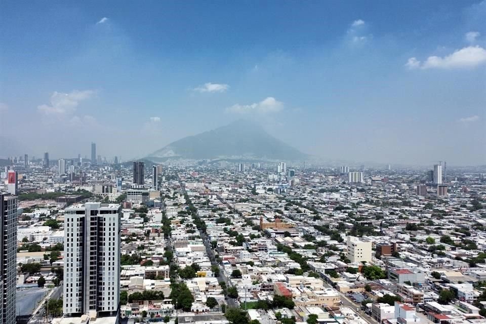 El área metropolitana de Monterrey registró ayer niveles por encima de la norma en 11 de la 14 estaciones de monitoreo ambiental.