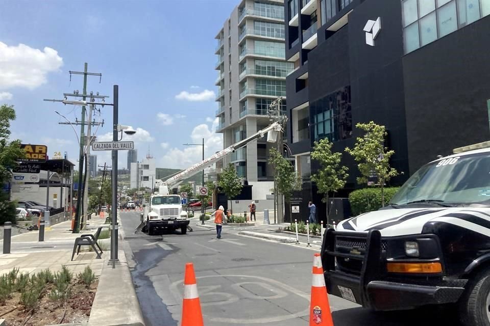 El Municipio cerró la calle Río Tamazunchale, en el Centrito, para retirar los postes de la CFE.