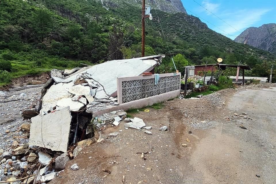 Una casa fue derribada por la fuerza de los escurrimientos en la Comunidad El Cilantrillo, entre Laguna de Sánchez y Arteaga, Coahuila.