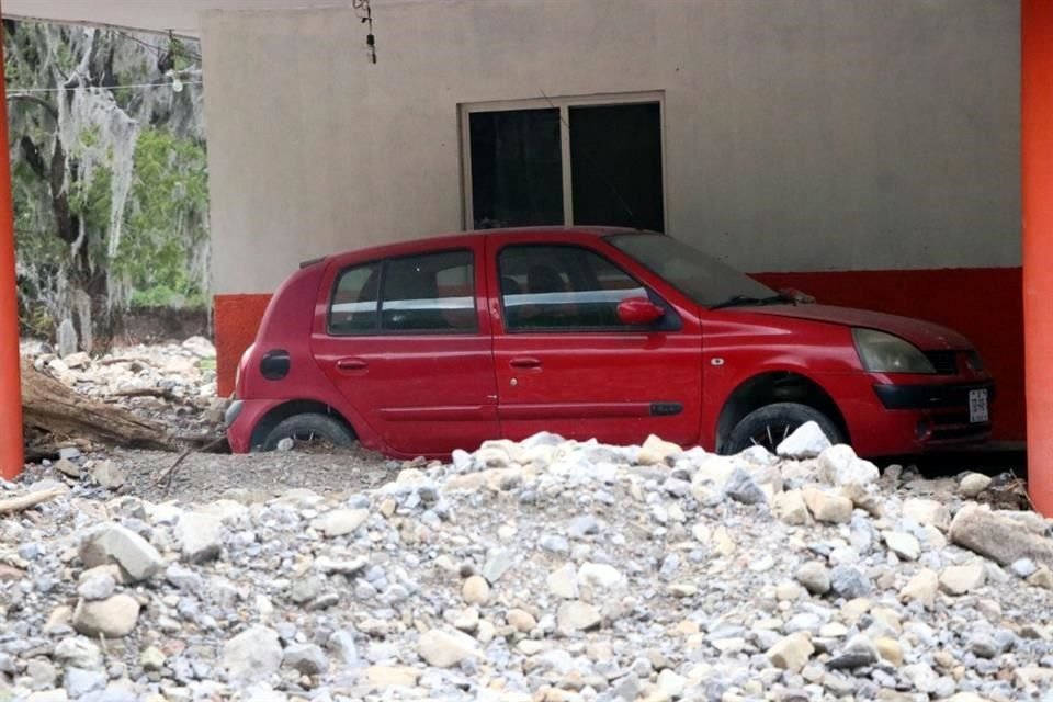 Un automóvil quedó atrapado entre piedras y lodo, en la Comunidad El Cilantrillo.