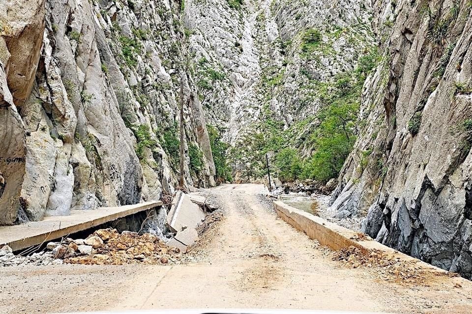 La Carretera a Laguna de Sánchez exhibe los daños de las fuertes lluvias y los habitantes han habilitado algunos carriles de forma provisional para que les llegue comida y otros víveres.